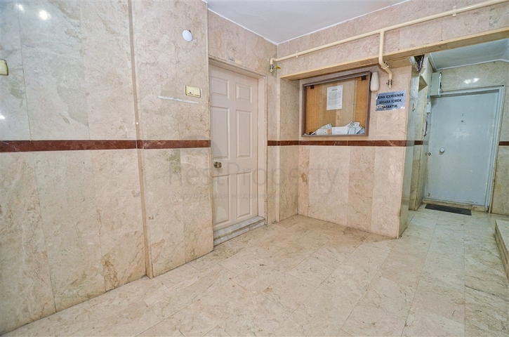 Квартира планировки 3+1 в центре города Анталия 