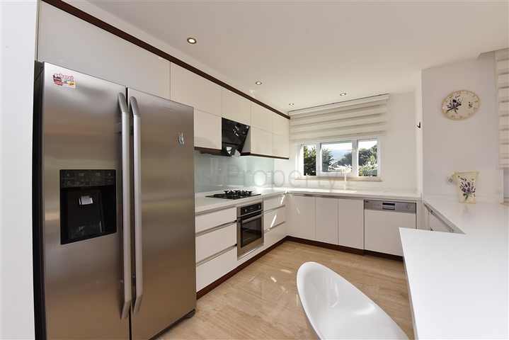 Просторный пентхаус 3+1 в районе Конаклы