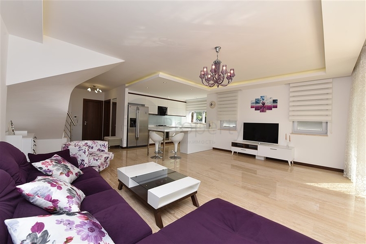 Просторный пентхаус 3+1 в районе Конаклы