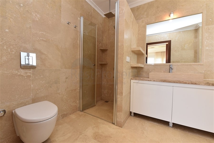 Просторный пентхаус 3+1 в районе Конаклы