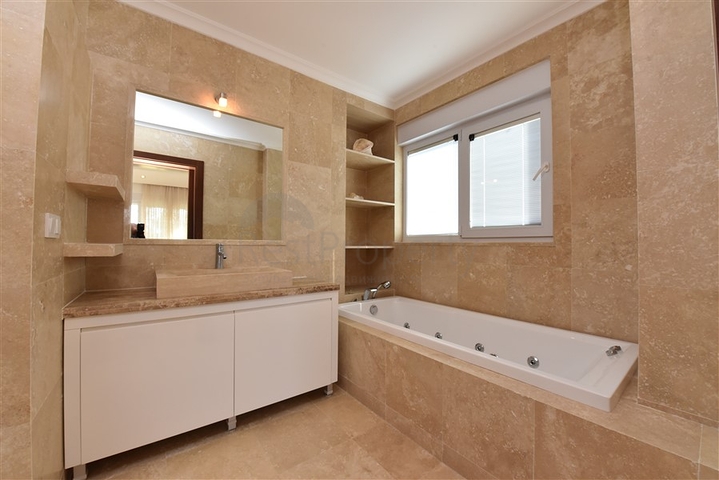 Просторный пентхаус 3+1 в районе Конаклы