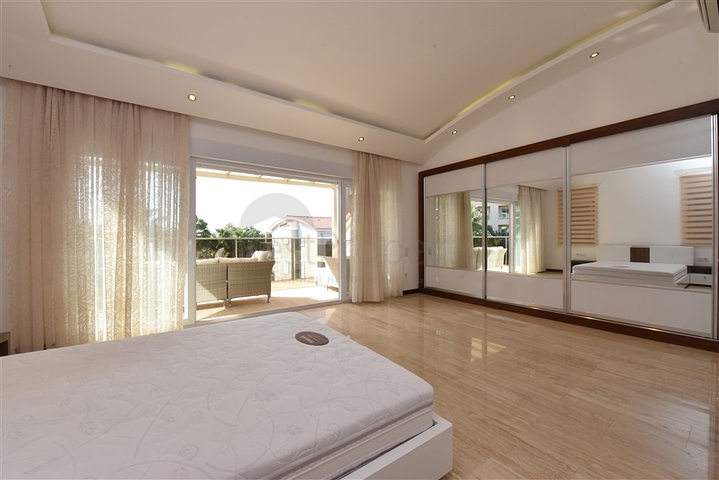 Просторный пентхаус 3+1 в районе Конаклы