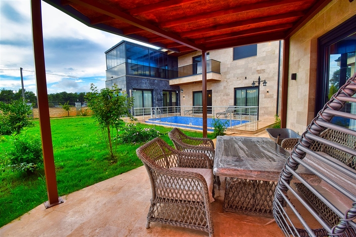 Вилла планировки 7+1 с гостевым домом 1+1 в районе Дошемеалты - Анталия