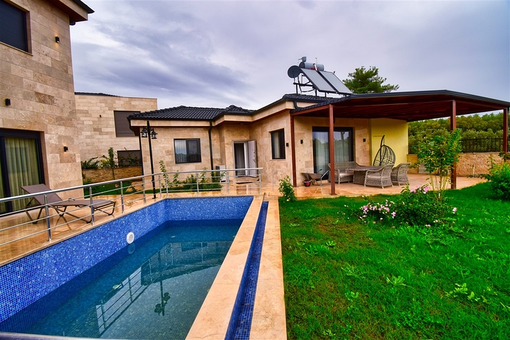 Вилла планировки 7+1 с гостевым домом 1+1 в районе Дошемеалты - Анталия