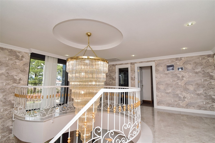 Вилла планировки 7+1 с гостевым домом 1+1 в районе Дошемеалты - Анталия