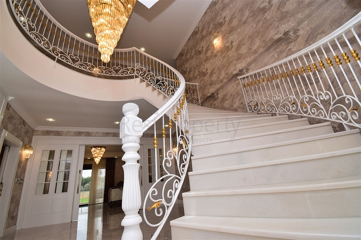 Вилла планировки 7+1 с гостевым домом 1+1 в районе Дошемеалты - Анталия