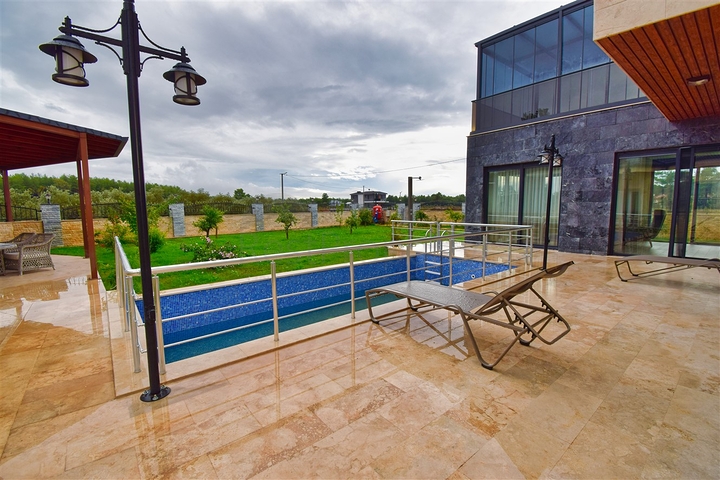 Вилла планировки 7+1 с гостевым домом 1+1 в районе Дошемеалты - Анталия