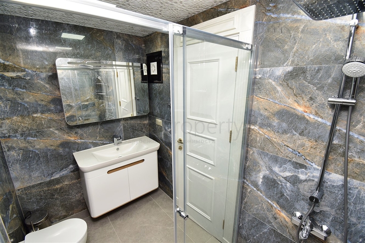 Вилла планировки 7+1 с гостевым домом 1+1 в районе Дошемеалты - Анталия