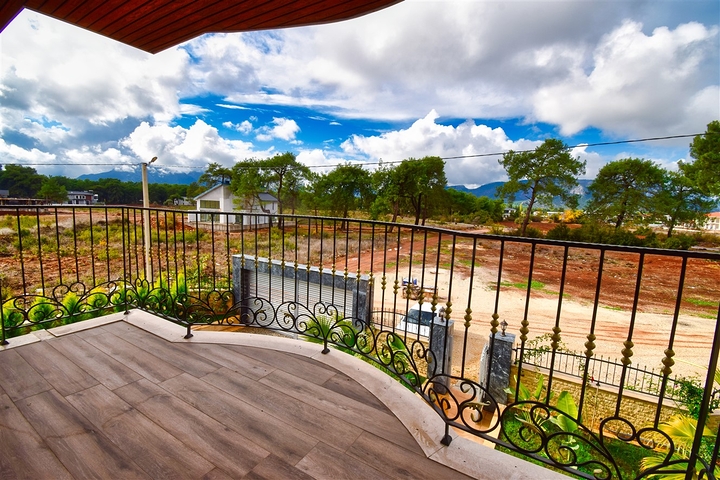 Вилла планировки 7+1 с гостевым домом 1+1 в районе Дошемеалты - Анталия