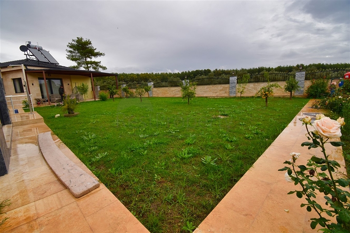 Вилла планировки 7+1 с гостевым домом 1+1 в районе Дошемеалты - Анталия