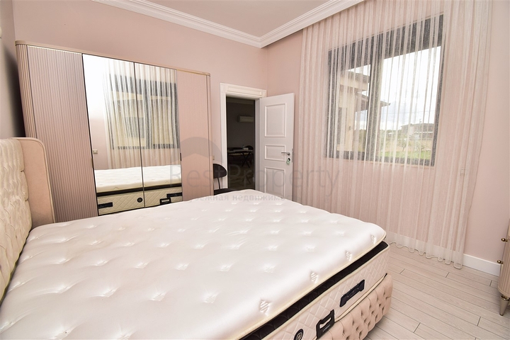 Вилла планировки 7+1 с гостевым домом 1+1 в районе Дошемеалты - Анталия