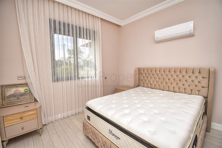 Вилла планировки 7+1 с гостевым домом 1+1 в районе Дошемеалты - Анталия