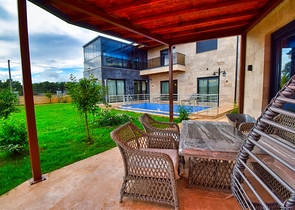 Вилла планировки 7+1 с гостевым домом 1+1 в районе Дошемеалты - Анталия