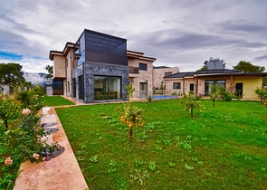 Вилла планировки 7+1 с гостевым домом 1+1 в районе Дошемеалты - Анталия