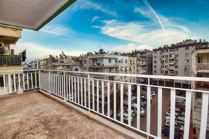 Квартира планировки 2+1 в центре города Анталия 