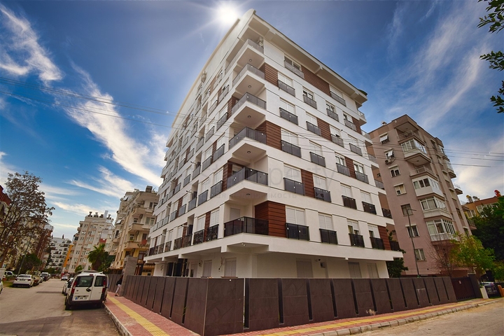 Квартира планировки 3+1 в центре города Анталия 