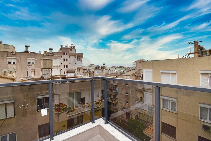 Квартира планировки 3+1 в центре города Анталия 