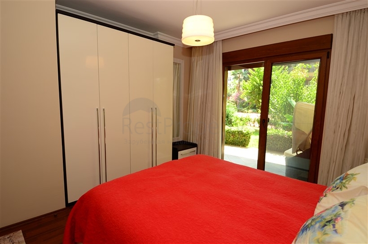 Апартаменты с выходом в сад в комплексе на первой линии