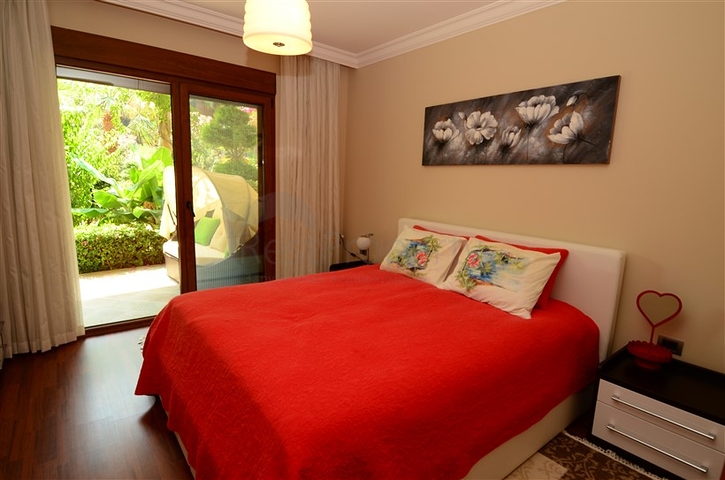 Апартаменты с выходом в сад в комплексе на первой линии