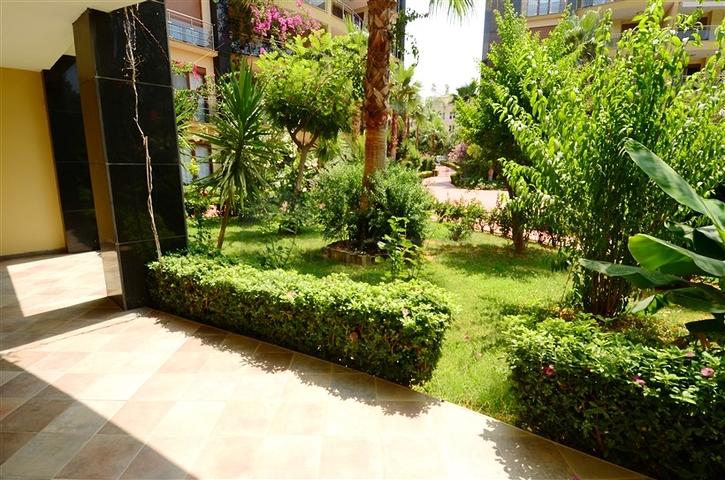 Апартаменты с выходом в сад в комплексе на первой линии