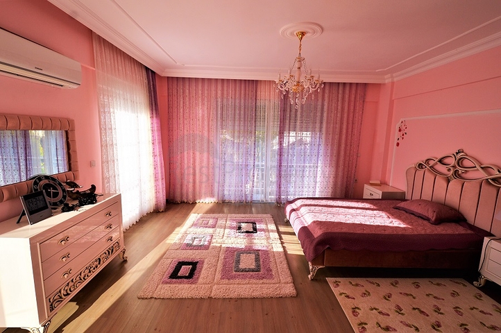 Отдельностоящая вилла 5+1 в Гейнюке