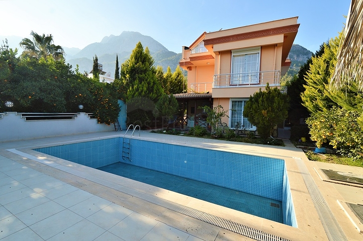 Отдельностоящая вилла 5+1 в Гейнюке