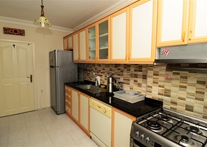 Апартаменты с мягкой мебелью и встроенной техникой рядом с морем