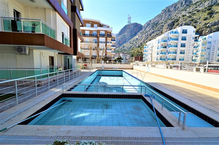 Меблированная квартира 2+1 в комплексе с бассейном в Анталии