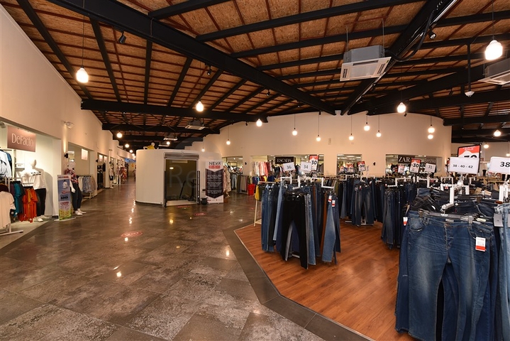 Магазины и торговые помещения в новом торговом центре в районе Конаклы