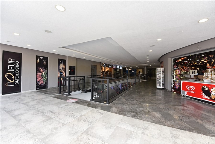 Магазины и торговые помещения в новом торговом центре в районе Конаклы