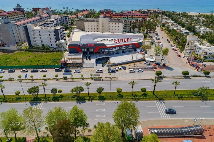 Магазины и торговые помещения в новом торговом центре в районе Конаклы