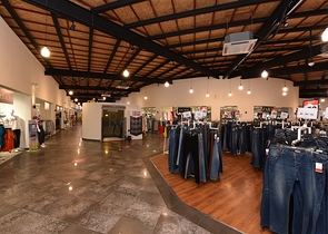 Магазины и торговые помещения в новом торговом центре в районе Конаклы