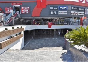 Магазины и торговые помещения в новом торговом центре в районе Конаклы