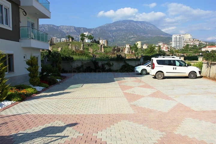 Квартиры в комплексе с бассейном в Махмутларе