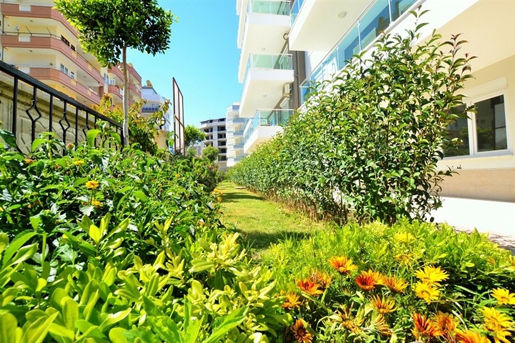 Квартиры в комплексе с бассейном в Махмутларе