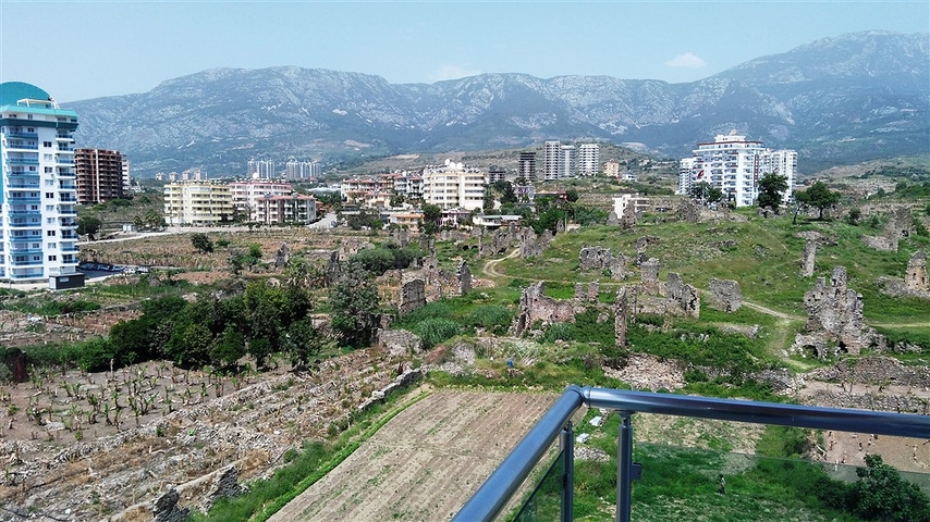 Квартиры в комплексе с бассейном в Махмутларе