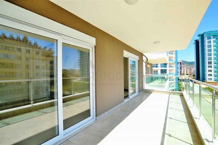 Квартиры в комплексе с бассейном в Махмутларе