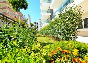 Квартиры в комплексе с бассейном в Махмутларе