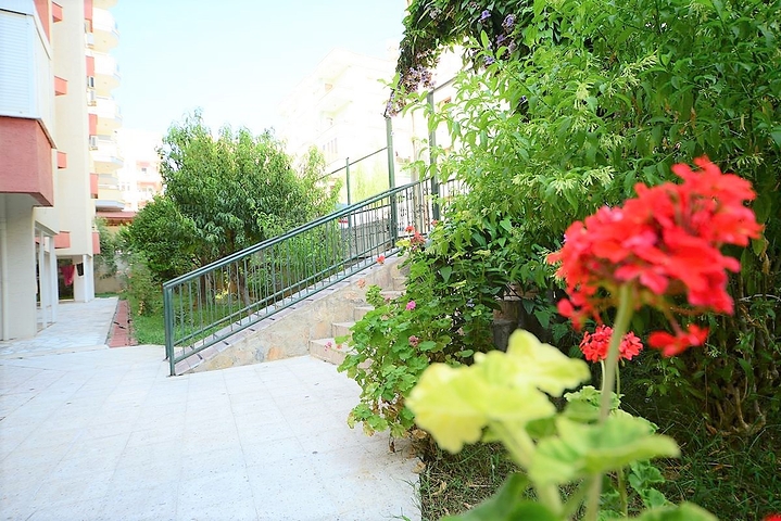 Меблированные апартаменты 1+1 в районе Махмутлар