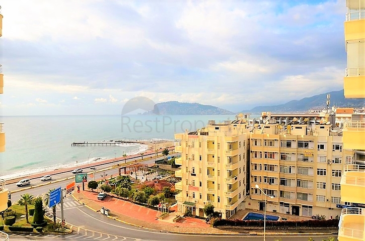 Апартаменты в комплексе на первой линии у моря