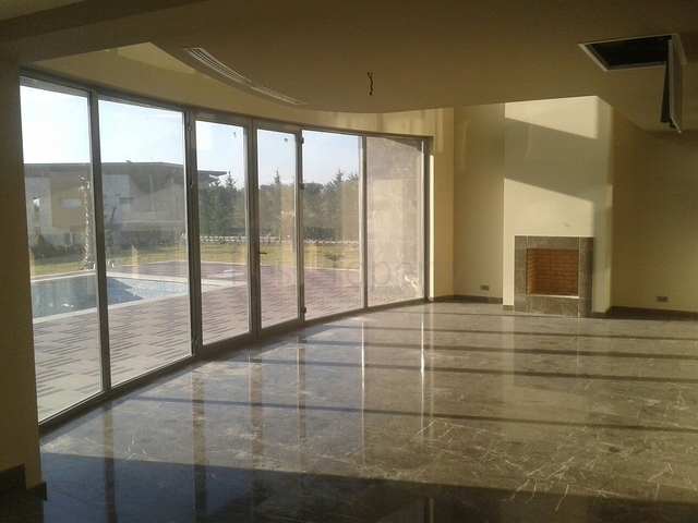 Двух этажная вилла на берегу озера Бююкчекмедже