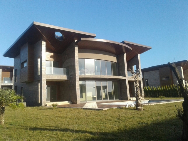 Двух этажная вилла на берегу озера Бююкчекмедже