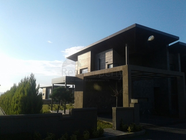 Двух этажная вилла на берегу озера Бююкчекмедже