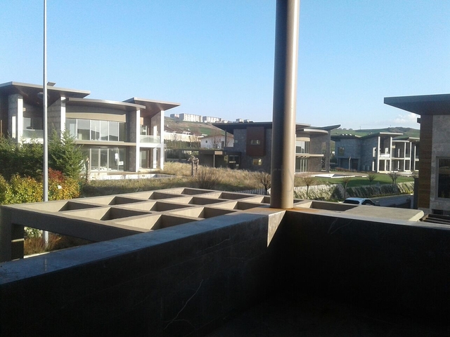 Двух этажная вилла на берегу озера Бююкчекмедже