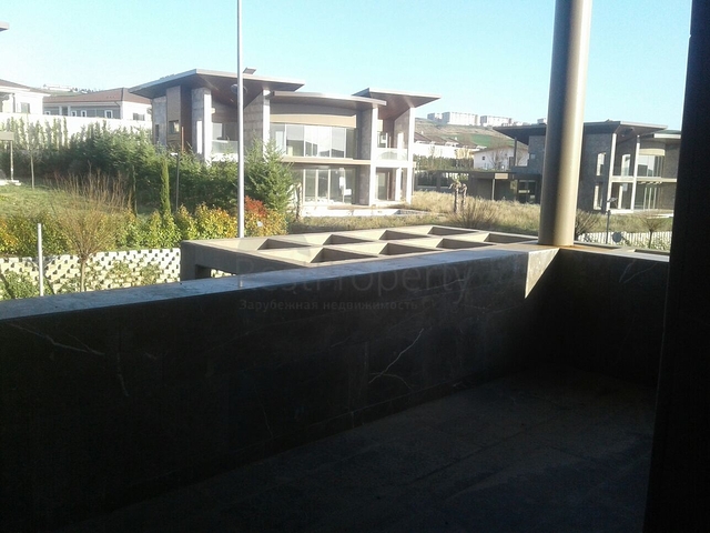 Двух этажная вилла на берегу озера Бююкчекмедже