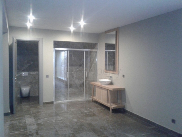 Двух этажная вилла на берегу озера Бююкчекмедже