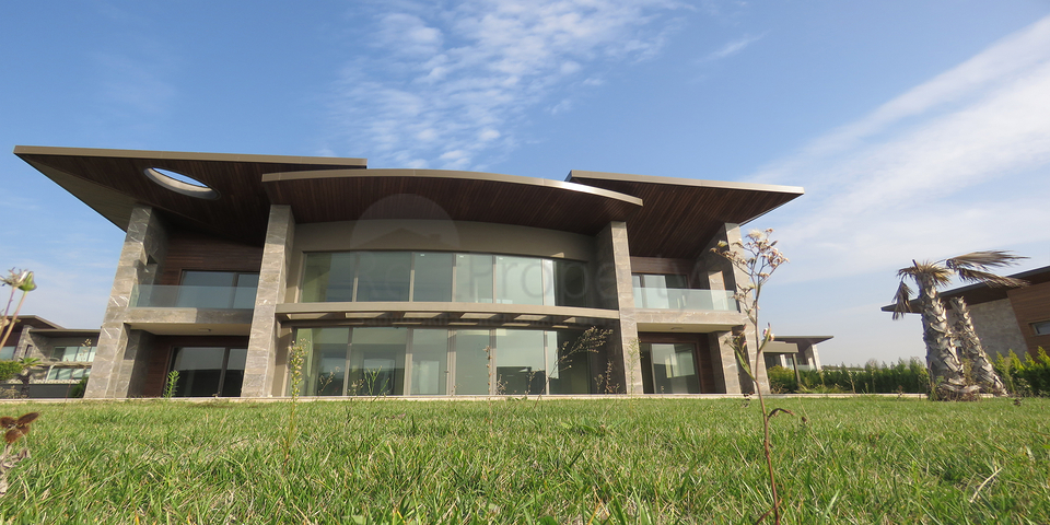 Двух этажная вилла на берегу озера Бююкчекмедже