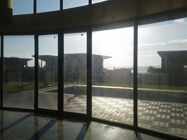 Двух этажная вилла на берегу озера Бююкчекмедже