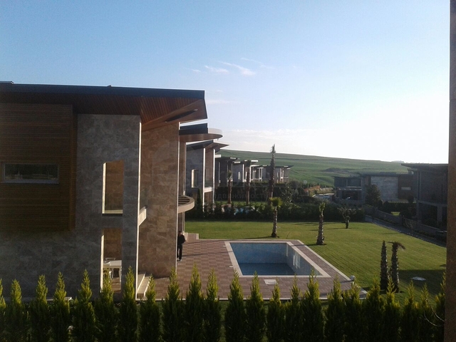 Двух этажная вилла на берегу озера Бююкчекмедже