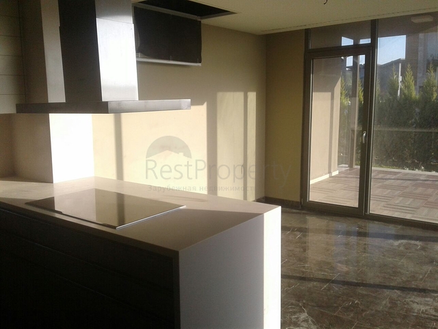 Двух этажная вилла на берегу озера Бююкчекмедже